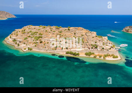 Drone aérien vue des ruines de la forteresse et colonie de lépreux sur l'île de Spinalonga, La Crète Grèce Banque D'Images