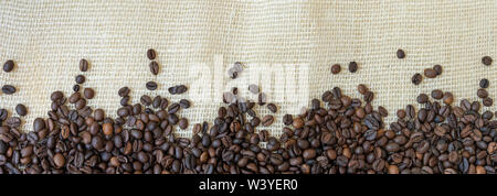 Bol vert parmi un lot de grains de café. Banque D'Images