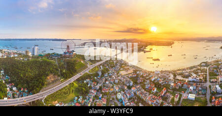 Panorama de la ville de Ha Long, Vietnam, avec pont de Bai Chay. Près de la Baie d'Halong, Patrimoine Mondial de l'UNESCO. Populaires monument, célèbre destination de Vietnam. Banque D'Images