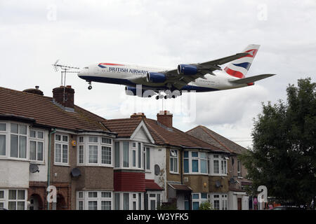 Feltham West London, Royaume-Uni. 18 juillet, 2019. L'aéroport de Heathrow se prépare pour l'un des plus achalandés du il week-ends de l'année avec le début des vacances scolaires. Myrtle Avenue est la rue résidentielle la plus proche à côté de la piste sud aéroports et reçoit des vols survolant les maisons des résidents toutes les 90 secondes à partir de 7h00 à 15h00 une semaine puis à partir de 15h00 à dernier vol du jour l'autre semaine pour donner un répit aux propriétaires du bruit des avions. Crédit : MARTIN DALTON/Alamy Live News Banque D'Images