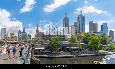 Princes Bridge sur la rivière Yarra en face du quartier central des affaires (CBD), Melbourne, Australie Banque D'Images