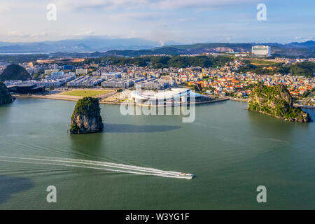 La planification de Quang Ninh, équitable et d'une surface d'exposition ou de dauphins chambre. La Ville d'Halong, Vietnam. Près de la Baie d'Halong, Patrimoine Mondial de l'UNESCO. Monument populaire Banque D'Images