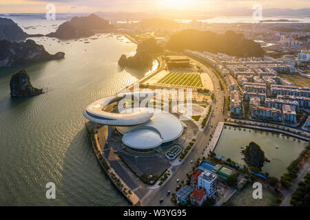 La planification de Quang Ninh, équitable et d'une surface d'exposition ou de dauphins chambre. La Ville d'Halong. Près de la Baie d'Halong, Patrimoine Mondial de l'UNESCO. Populaires du VIetnam historique Banque D'Images