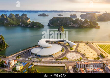 La planification de Quang Ninh, équitable et d'une surface d'exposition ou de dauphins chambre. La Ville d'Halong. Près de la Baie d'Halong, Patrimoine Mondial de l'UNESCO. Populaires du VIetnam historique Banque D'Images