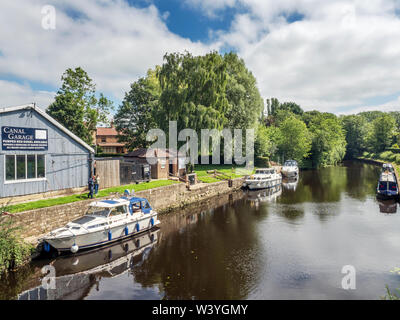 Bateaux amarrés à un garage sur Canal Coupe Milby Rivière Ure La navigation à Boroughbridge North Yorkshire Angleterre Banque D'Images