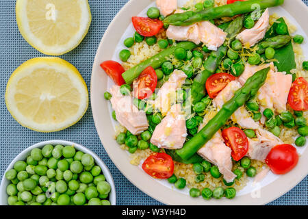 Été sain Le Déjeuner du saumon poché et légumes avec les petits pois, les tomates et d'Asperges fraîches Banque D'Images