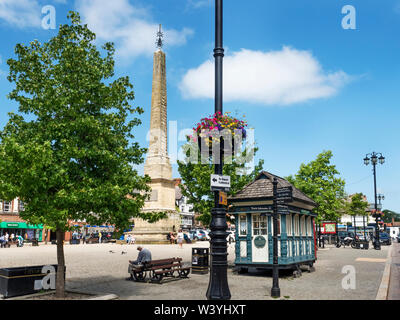 L'obélisque et cabmens abri dans le marché en été à Ripon North Yorkshire Angleterre Banque D'Images