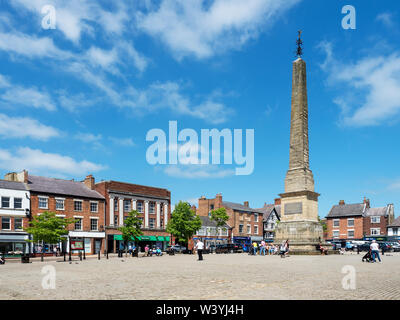 L'obélisque sur le marché en été à Ripon North Yorkshire Angleterre Banque D'Images