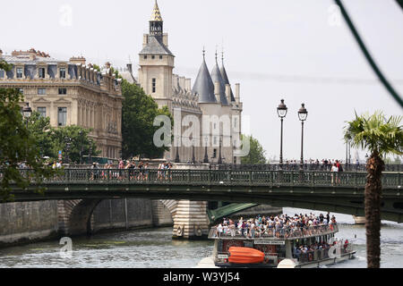 (190718) -- Paris, le 18 juillet 2019 (Xinhua) -- Un Bateaux Mouches (Seine Cruises) est vu sur la Seine au cours de la mer à Paris, France, le 17 juillet 2019. Le rapport annuel Paris Plage (Paris Plage) événement a lieu du 6 juillet au 1 septembre 2019. (Xinhua/Gao Jing) Banque D'Images