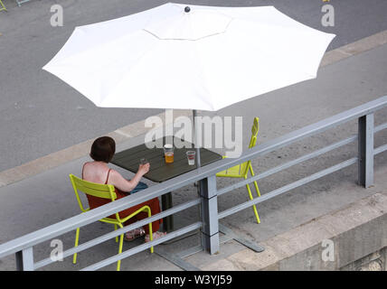 (190718) -- Paris, le 18 juillet 2019 (Xinhua) -- une femme se repose pendant le Paris Plage sur les bords de Seine, à Paris, France, le 17 juillet 2019. Le rapport annuel Paris Plage (Paris Plage) événement a lieu du 6 juillet au 1 septembre 2019. (Xinhua/Gao Jing) Banque D'Images