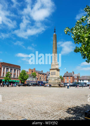 L'obélisque sur le marché en été à Ripon North Yorkshire Angleterre Banque D'Images