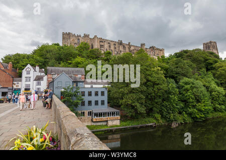 Une vue de l'Framwellgate Bridge à Durham, Angleterre, Royaume-Uni, avec le château et la cathédrale en arrière-plan Banque D'Images