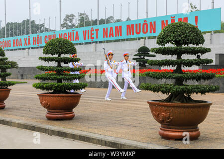 En dehors de la marche des gardes tombe de Ho Chi Minh, Hanoi, Vietnam, Asie du sud-est Banque D'Images