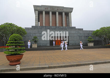 En dehors de la marche des gardes tombe de Ho Chi Minh, Hanoi, Vietnam, Asie du sud-est Banque D'Images