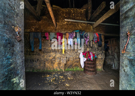 Vue aérienne de Trinh Tuong chambre ou maison faite de terre de minorités ethniques en Y Ty, Lao Cai, Vietnam. C'est la maison traditionnelle de Ha Nhi. Banque D'Images