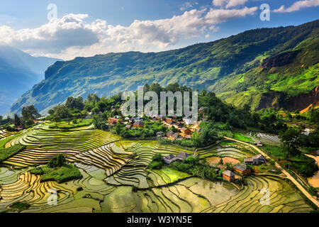 Trinh Tuong chambre ou maison faite de terre de minorités ethniques en Y Ty, Lao Cai, Vietnam. C'est la maison traditionnelle de Ha Nhi. Banque D'Images