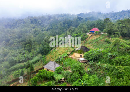 Vue aérienne de Trinh Tuong chambre ou maison faite de terre de minorités ethniques en Y Ty, Lao Cai, Vietnam. C'est la maison traditionnelle de Ha Nhi. Banque D'Images