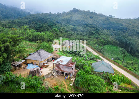 Vue aérienne de Trinh Tuong chambre ou maison faite de terre de minorités ethniques en Y Ty, Lao Cai, Vietnam. C'est la maison traditionnelle de Ha Nhi. Banque D'Images