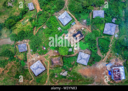 Vue aérienne de Trinh Tuong chambre ou maison faite de terre de minorités ethniques en Y Ty, Lao Cai, Vietnam. C'est la maison traditionnelle de Ha Nhi. Banque D'Images