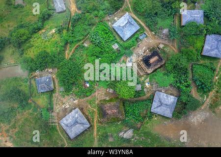 Vue aérienne de Trinh Tuong chambre ou maison faite de terre de minorités ethniques en Y Ty, Lao Cai, Vietnam. C'est la maison traditionnelle de Ha Nhi. Banque D'Images