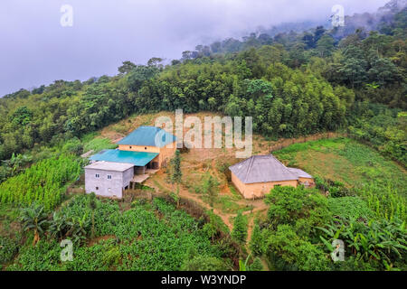 Vue aérienne de Trinh Tuong chambre ou maison faite de terre de minorités ethniques en Y Ty, Lao Cai, Vietnam. C'est la maison traditionnelle de Ha Nhi. Banque D'Images