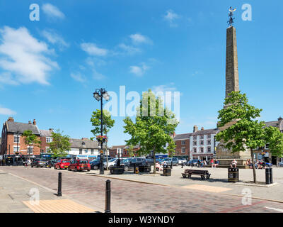 L'obélisque sur le marché en été à Ripon North Yorkshire Angleterre Banque D'Images