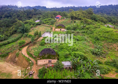 Vue aérienne de Trinh Tuong chambre ou maison faite de terre de minorités ethniques en Y Ty, Lao Cai, Vietnam. C'est la maison traditionnelle de Ha Nhi. Banque D'Images