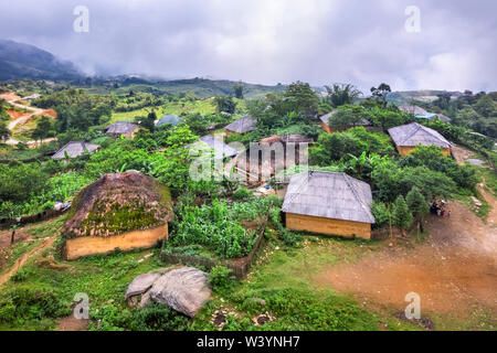 Vue aérienne de Trinh Tuong chambre ou maison faite de terre de minorités ethniques en Y Ty, Lao Cai, Vietnam. C'est la maison traditionnelle de Ha Nhi. Banque D'Images