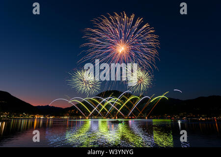 D'artifice sur le lac de Lugano dans une belle soirée d'été Banque D'Images