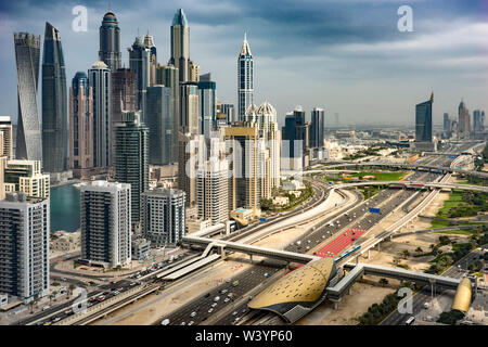 Trafic dans la grande métropole, Dubaï, Émirats arabes unis, Janvier 2018 Banque D'Images