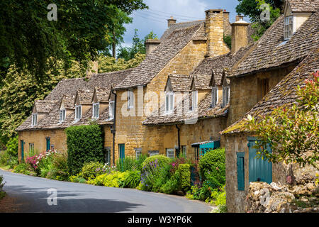 Cotswold Stone chalets dans le village de Snowshill, Cotswolds AONB, Gloucestershire, Angleterre Banque D'Images