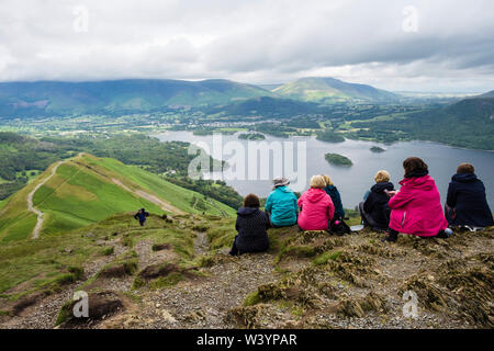 Les randonneurs à la recherche de repos à vue d'Derwntwater lake de haut de Catbells dans Parc National de Lake District. Keswick, Cumbria, England, UK, Grande-Bretagne Banque D'Images