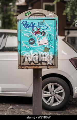 SHEFFIELD, UK - 13TH JULY 2019 : Les adolescents ont vandalisé un royal mail post box avec un graffiti sur une rue à Sheffield Banque D'Images