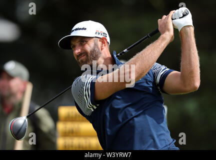 USA's Dustin Johnson tees au large de la 5e au cours de la première journée du championnat ouvert en 2019 au Club de golf Royal Portrush. Banque D'Images