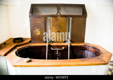 Baignoire historique à Luitpoldbad Bad Kissingen, Allemagne. Tandis que l'entrée de l'ancienne bathhouse de Bad Kissingen présente une belle architecture et opulence, l'intérieur des cabines individuelles de bain a été conçu très simple et fonctionnel Banque D'Images