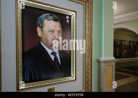 Une image encadrée de Akhmad Kadyrov, ancien chef de la République tchétchène affichée à l'Akhmat Kadyrov museum massivement un temple à Akhmat et Ramzan Kadyrov, à Grozny, la capitale de la Tchétchénie dans le District fédéral du Caucase du Nord de la Russie. Banque D'Images