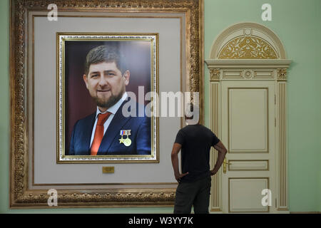 Un visiteur voit une photo encadrée portant l'image de Ramzan Kadyrov le chef de la République tchétchène exposée au musée Akhmat Kadyrov en grande majorité un sanctuaire à Akhmat et Ramzan Kadyrov à Grozny, la capitale de la Tchétchénie, dans le district fédéral du Caucase du Nord de la Russie. Banque D'Images