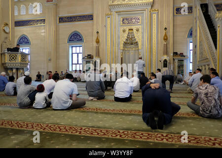 Les fidèles musulmans prient à l'intérieur de la mosquée Akhmad Kadyrov à Grozny la capitale de la Tchétchénie officiellement la République tchétchène dans le district fédéral du Caucase du Nord de la Russie. Banque D'Images