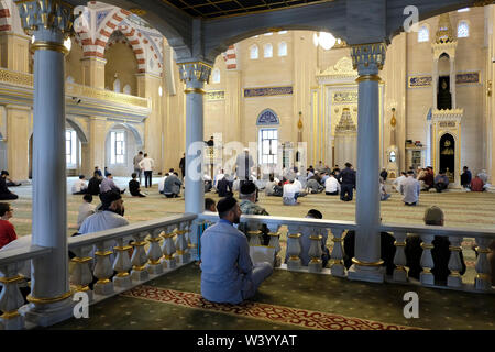 Les fidèles musulmans prient à l'intérieur de la mosquée Akhmad Kadyrov à Grozny la capitale de la Tchétchénie officiellement la République tchétchène dans le district fédéral du Caucase du Nord de la Russie. Banque D'Images