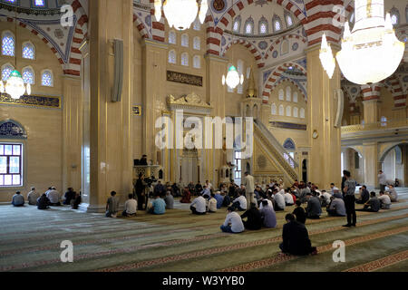 Les fidèles musulmans prient à l'intérieur de la mosquée Akhmad Kadyrov à Grozny la capitale de la Tchétchénie officiellement la République tchétchène dans le district fédéral du Caucase du Nord de la Russie. Banque D'Images