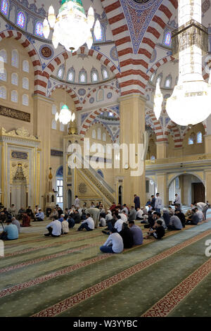 Les fidèles musulmans prient à l'intérieur de la mosquée Akhmad Kadyrov à Grozny la capitale de la Tchétchénie officiellement la République tchétchène dans le district fédéral du Caucase du Nord de la Russie. Banque D'Images