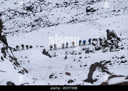 Soldats du Service des frontières de la FSB Service Fédéral de Sécurité de la Fédération de Russie l'escalade du mont Elbrouz, la plus haute montagne en Europe situé près de la frontière géorgienne en Kabardino-Balkarie et karatchaï-Cherkessia dans le District fédéral du Caucase du Nord de la Russie Banque D'Images