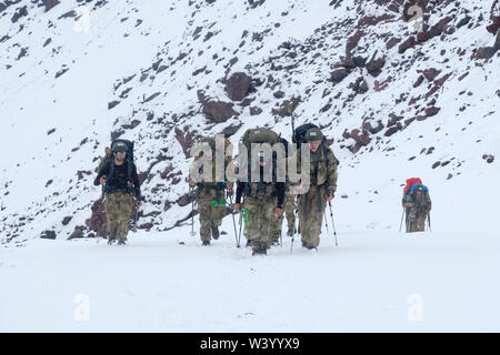 Soldats du Service des frontières de la FSB Service Fédéral de Sécurité de la Fédération de Russie l'escalade du mont Elbrouz, la plus haute montagne en Europe situé près de la frontière géorgienne en Kabardino-Balkarie et karatchaï-Cherkessia dans le District fédéral du Caucase du Nord de la Russie Banque D'Images