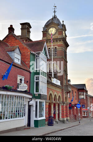 Hôtel de ville avec l'horloge, Hungerford High Street, marché de la ville historique dans le Berkshire, Royaume-Uni Banque D'Images