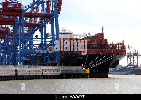 Le porte-conteneurs Al Nefud a été chargé le 11 mai 2019 dans le port de Hambourg. Banque D'Images