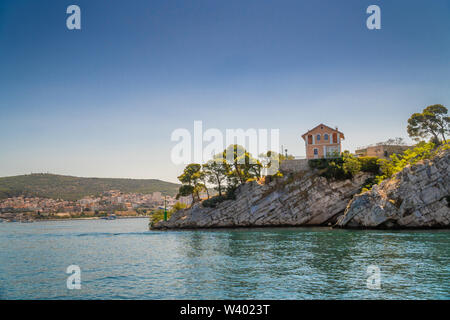 Maison solitaire sur les rochers avec vue sur la mer en Croatie Banque D'Images