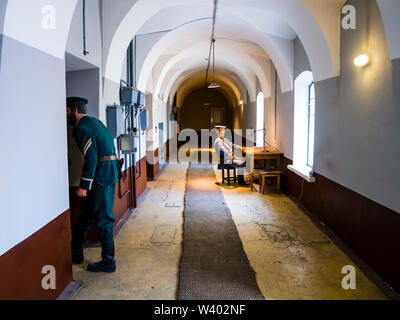 Reconstitution historique d'une scène à l'intérieur de la vieille prison de la forteresse Pierre et Paul avec les gardiens en uniforme militaire, Saint Petersburg, Russie Banque D'Images