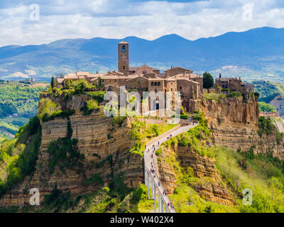 Vue imprenable de Civita di Bagnoregio, ghost ville médiévale construite au-dessus d'un plateau de tuf volcanique friable, lazio, Italie centrale Banque D'Images