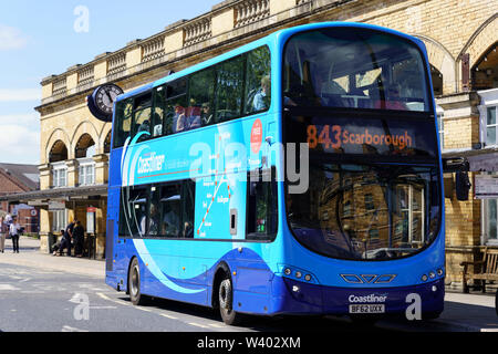 Blue Coastliner Double Decker bus stationnés à l'extérieur de la gare de York attendant de prendre des passagers à Scarborough, North Yorkshire, Angleterre, Royaume-Uni. Banque D'Images