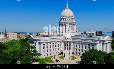 Spectaculaire, vue aérienne du Wisconsin State Capitol building et les terrains autour de la Place du Capitole à sunny, clair matin, Madison, Wisconsin, USA Banque D'Images